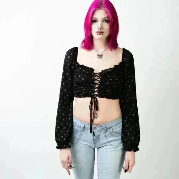 Forever 21 Tops - F21 Lace-Up Peasant Long Sleeve Crop Top